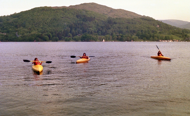  Kanufahren auf einem See 